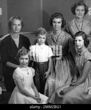 Carl XVI Gustaf, König von Schweden. Geboren am 30. april 1946. Abgebildet mit seiner Mutter Sibylla und seinen Schwestern von links; Christina, Margaretha, Desiree und Birgitta oben rechts. Prinzessin Margarethas zum 17. Geburtstag 1951. Stockfoto