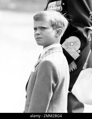 Carl XVI Gustaf, König von Schweden. Geboren am 30. april 1946. Königin Louise, der kleine Prinz und ihre Schwestern mit Gustav VI. Adolf erwarten Königin Juliana von den Niederlanden auf ihrem Staatsbesuch in Stockholm im Jahr 1957 Königin Juliana auf einem Besuch in Schweden Stockfoto