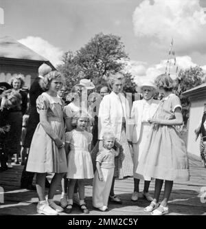Carl XVI Gustaf, König von Schweden. Geboren am 30. april 1946. Abgebildet mit seiner Mutter Sibylla und seinen Schwestern von links; Birgitta, Margaretha, Christina, Desiree von rechts. 1949 Stockfoto