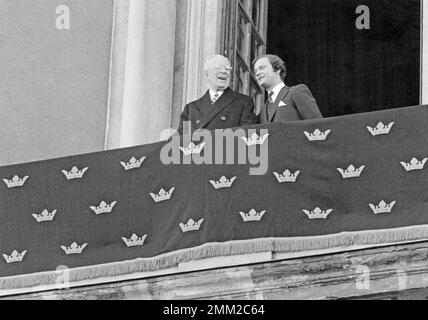 König Gustaf VI. Adolf zum 90. Geburtstag 1972. König Gustaf VI. Adolf mit Kronprinz Carl XVI. Gustaf Stockfoto