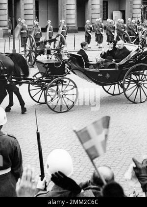 König Gustaf VI. Adolf zum 80. Geburtstag 1962. König Gustaf VI Adolf und Königin Louise zusammen mit Carl XVI Gustaf Stockholms Castle Stockfoto