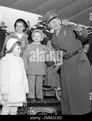 Unter einem bleidengrauen Novemberhimmel stellte sich König Gustaf VI. Adolf zum ersten Mal seiner Militärmacht. Sie fand am Gustaf-Adolfs-Tag bei einer beeindruckenden Militärparade auf dem Gelände in Stockholm statt. Gustav VI. Adolf bei der großen Militärparade im Gärdet Gustaf Adolf musste seinem Enkel Kronprinz Carl Gustaf genau beschreiben, wie sich die Flieger verhalten. Kronprinz Carl die XVI Gustaf Prinzessin Christina Prinzessin Margaretha November 1950 Stockfoto