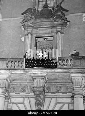 König Gustaf VI. Adolf tritt zur Zeit seines Vaters Gustav V auf dem Thron nach. Auf dem Balkon des königlichen Schlosses in Stockholm mit Prinzessin Sibylla und Kronprinz Carl XVI Gustaf und Königin Louise. 30. oktober 1950. Stockfoto