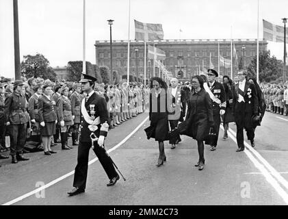 Carl XVI Gustaf, König von Schweden. Geboren am 30. april 1946. Am 25. september 1973 bei der Beerdigung seines Großvaters König Gustaf VI. Adolf. Bei der Beerdigung war auch Prinz Bertil Königin Ingrid von Dänemark, Prinzessin Christina von Schweden. Stockfoto