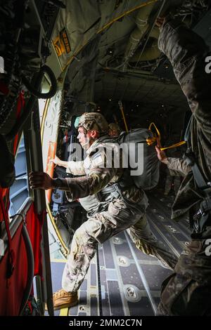 Army Airborne Fallschirmjäger bereitet sich darauf vor, einen statischen Linienausstieg von 136. Airlift Wings C-130 J Modellflugzeug über die Hechtselse Heide Drop Zone 13. Sep. 2022 in Eindhoven, Niederlande, zu überspringen. Übung Falcon Leap 2022 ist Teil der Gedenkzeremonien zum Jahrestag der Operation Market Garden und ist derzeit die größte technische Flugübung der NATO. Stockfoto