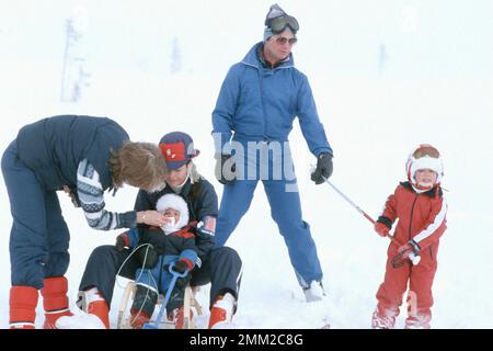 König Carl XVI Gustaf und Königin Silvia mit ihren Töchtern krönen Prinzessin Victoria und Prinzessin Madeleine beim Skifahren und Spielen im Schnee 1981. Stockfoto