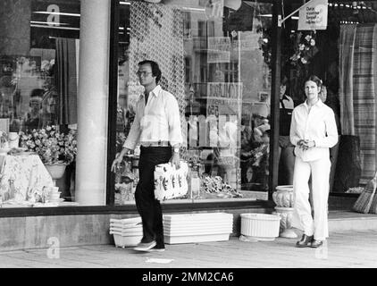 König Carl XVI Gustaf von Schweden und Ehefrau Königin Silvia bildeten 1979 auf einer Straße in Bornholm Öland. Stockfoto