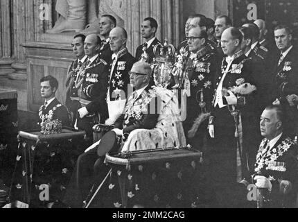 König Gustaf VI. Adolf von Schweden bei der feierlichen Eröffnung des schwedischen parlaments. König Gustaf VI. Adolf mit Kronprinz Carl XVI. Gustaf nach links, König Sohn Prinz Bertil nach rechts. 11. januar 1966 Stockfoto