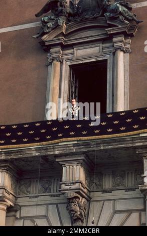 Carl XVI Gustaf, König von Schweden. Geboren am 30. april 1946. Am Mittwoch, den 19. September 1973, schwor der neue König den königlichen Eid vor der Regierung in der ratskammer. Dann erschien er vor dem Riksdag, dem diplomatischen Korps und dem Gericht im Rikssalen im Königlichen Palast. Dort hielt er eine Gedenkrede für den verstorbenen Monarchen. Der Rat und die Zeremonie der Rikssalen wurden live im Fernsehen übertragen. Mehr als 25.000 Menschen hatten sich in Norrbro versammelt, um den neuen Regenten Carl XVI Gustaf zu ehren und zu empfangen. Der König nahm "für Schweden - in der Zeit" als Elektio an Stockfoto