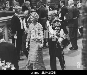 Louis Mountbatten, Lord Mountbatten von Birma hier mit Josephine-Charlotte-Jean von Luxemburg im Zusammenhang mit der Hochzeit von König Carl, dem XVI. Gustaf und Königin Silvia in der Großen Kirche im Jahr 1976 wurde Louis Mountbatten 1979 bei einem IRA-Angriff ermordet Stockfoto
