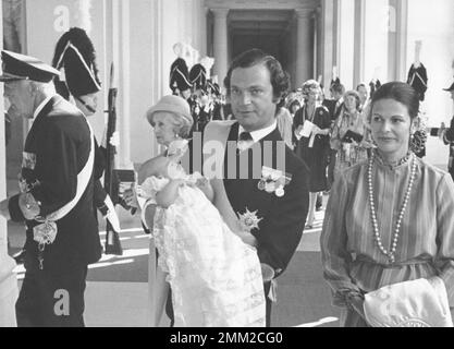 Carl XVI Gustaf, König von Schweden. Geboren am 30. april 1946. Mit Königin Silvia und Kronprinzessin Victoria am Tag ihrer Taufe am 27. september 1977. Ihr voller Name ist Victoria Ingrid Alice Désirée. Stockfoto