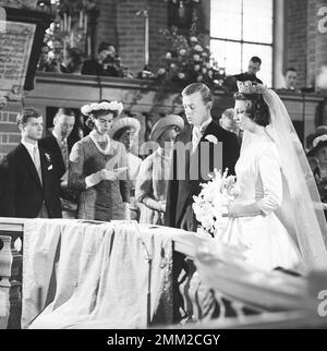 Carl XVI Gustaf, König von Schweden. Geboren am 30. april 1946. Als Kronprinz. Die Teilnahme an der Hochzeit der schwedischen Prinzessin Désirée heiratet Baron Niclas Silfverschiöld am 1964. Juni in Storkyrkan in Stockholm. Der jüngste Bruder des heutigen Königs Carl Gustav steht ganz links neben seiner Schwester und seiner Mutter Sibylla Ref BV27-5 Stockfoto