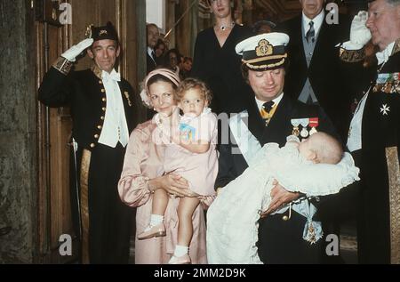 Carl XVI Gustaf, König von Schweden. Geboren am 30. april 1946. Die Taufe von Prinz Carl Philip. König Carl, der XVI. Gustaf, mit Ehefrau Königin Silvia und Kronprinzessin Victoria in der Burgkirche am 31. August 1979. Silvia hält Prinz Carl-Philip während seiner Taufe in den Armen. 1979 Stockfoto