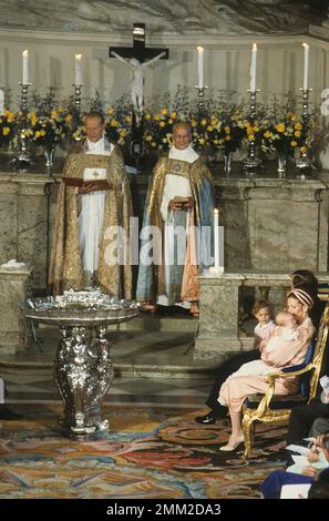 Carl XVI Gustaf, König von Schweden. Geboren am 30. april 1946. Die Taufe von Prinz Carl Philip. König Carl, der XVI. Gustaf, mit Ehefrau Königin Silvia und Kronprinzessin Victoria in der Burgkirche am 31. August 1979. Silvia hält Prinz Carl-Philip während seiner Taufe, die von Erzbischof Olof Sundby und Hans Åkerhielm durchgeführt wurde, in ihren Armen. 1979 Stockfoto