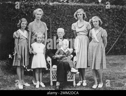 Carl XVI Gustaf, König von Schweden. Geboren am 30. april 1946. König Gustaf der V, 1858-1950 mit seinem Urenkel Kronprinz Carl Gustaf auf seinem Schoß. Von Links Prinzessin Désirée, Prinzessin Sibylla, Prinzessin Christina, Prinzessin Margaretha, Prinzessin Birgitta. Sie versammelten sich an einem Sommertag im Schloss der königlichen Familie Solliden in Öland am 25. August 1949 Stockfoto