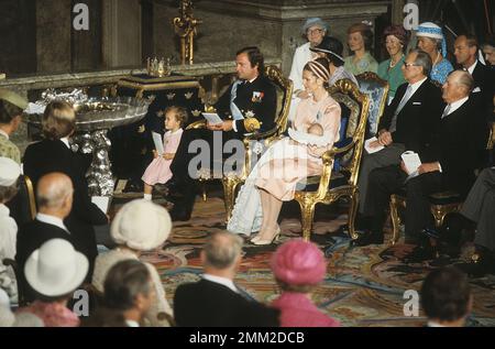 Carl XVI Gustaf, König von Schweden. Geboren am 30. april 1946. Die Taufe von Prinz Carl Philip. König Carl, der XVI. Gustaf, mit Ehefrau Königin Silvia und Kronprinzessin Victoria in der Burgkirche am 31. August 1979. Silvia hält Prinz Carl-Philip während seiner Taufe in den Armen. 1979 Stockfoto