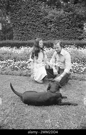 König Carl XVI Gustaf von Schweden und Ehefrau Königin Silvia bildeten am 9. august 1976 auf dem Anwesen der königlichen Burg Solliden in Öland. Stockfoto