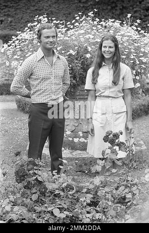 König Carl XVI Gustaf von Schweden und Ehefrau Königin Silvia bildeten am 9. august 1976 auf dem Anwesen der königlichen Burg Solliden in Öland. Stockfoto