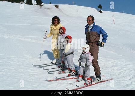 Carl XVI Gustaf, König von Schweden. Geboren am 30. april 1946. König Carl XVI Gustaf und Königin Silvia mit ihren Töchtern krönen Prinzessin Victoria und Prinzessin Madeleine und Sohn Prinz Carl Philip beim Skifahren in Lech Österreich 1985 Stockfoto