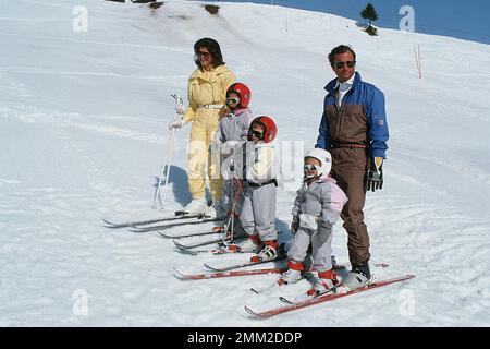 Carl XVI Gustaf, König von Schweden. Geboren am 30. april 1946. König Carl XVI Gustaf und Königin Silvia mit ihren Töchtern krönen Prinzessin Victoria und Prinzessin Madeleine und Sohn Prinz Carl Philip beim Skifahren in Lech Österreich 1985 Stockfoto