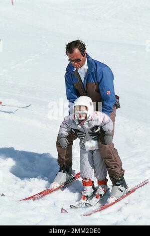 Carl XVI Gustaf, König von Schweden. Geboren am 30. april 1946. König Carl XVI Gustaf und Sohn Prinz Carl Philip Skifahren in Lech Österreich 1985 Stockfoto