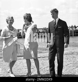 Carl XVI Gustaf, König von Schweden. Geboren am 30. april 1946. Als Kronprinz. Teilnahme an der Hochzeit seiner Schwester Prinzessin Margaretha von Schweden am 30. juni 1964. Er wird mit seiner Mutter Prinzessin Sibylla und seiner Schwester Christina abgebildet. Stockfoto