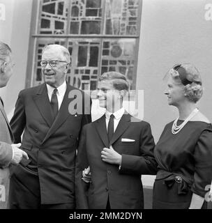 Carl XVI Gustaf, König von Schweden. Geboren am 30. april 1946. Foto im Zusammenhang mit seiner Bestätigung vom 21. juli 1962 in der Kirche Borgholms auf der Insel Öland. Die schwedische königliche Familie nimmt an der Zeremonie hier Teil, die Kronprinzessin Mutter Prinzessin Sibylla und König Gustaf VI. Adolf. Stockfoto