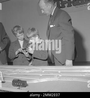 Carl XVI Gustaf, König von Schweden. Geboren am 30. april 1946. Er trug seine Schuluniform Brohms Skola, als er im juni 1956 eine Spielzeugausstellung besuchte. Stockfoto