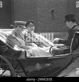 König Baudouin von Belgien und Königin Fabiola bei einem Besuch in Schweden im Jahr 1964 hier mit Gustaf VI Adolf und Carl den XVI Gustaf. Stockfoto
