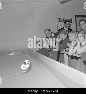 Carl XVI Gustaf, König von Schweden. Geboren am 30. april 1946. Er trug seine Schuluniform Brohms Skola, als er im juni 1956 eine Spielzeugausstellung besuchte. Stockfoto