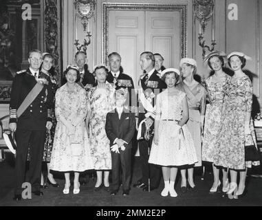 Carl XVI Gustaf, König von Schweden. Geboren am 30. april 1946. Englands Königin Elizabeth II. Auf einem Staatsbesuch in Schweden am 8. Juni 1956, Gruppenbild der Königsfamilie im Schloss nach Elisabeths Ankunft. Von links König Gustav VI Adolf, Prinzessin Margaretha, Königin Elizabeth, Prinz Wilhelm, Königin Louise, Und hinter ihr sind Lord Louis Mountbatten, Kronprinz, Prinz Philip, Prinz Bertil, Prinzessin Christina, Prinzessinnen Sibylla, Birgitta und Desirée Stockfoto