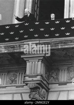 Carl XVI Gustaf, König von Schweden. Geboren am 30. april 1946. Auf dem Balkon des königlichen Schlosses Stockholm mit seinem Großvater König Gustaf VI. Adolf, der an diesem Tag seinen 90. Geburtstag am 11. november 1972 feiert. Stockfoto
