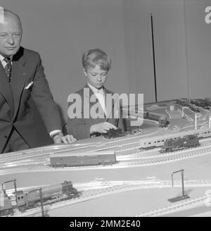 Carl XVI Gustaf, König von Schweden. Geboren am 30. april 1946. Er trug seine Schuluniform Brohms Skola, als er im juni 1956 eine Spielzeugausstellung besuchte. Stockfoto