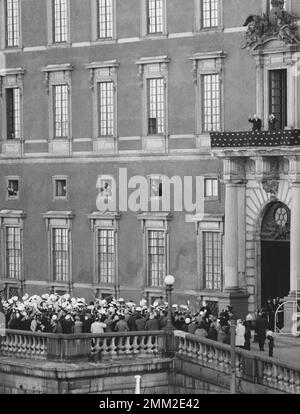 Carl XVI Gustaf, König von Schweden. Geboren am 30. april 1946. Auf dem Balkon des königlichen Schlosses Stockholm mit seinem Großvater König Gustaf VI. Adolf, der an diesem Tag seinen 90. Geburtstag am 11. november 1972 feiert. Stockfoto