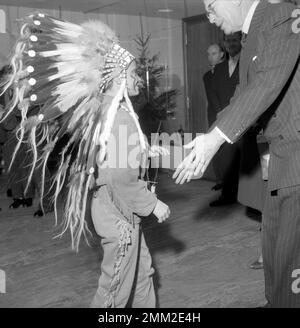 Carl XVI Gustaf, König von Schweden. Geboren am 30. april 1946. Er trug ein indianisches Kostüm an seiner Schule Broms 1958 zusammen mit seinem Großvater König Gustaf VI Adolf. BV3-11 Stockfoto