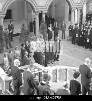 König Gustaf VI. Adolf zum 80. Geburtstag 1962. König Gustaf VI. Adolf und Königin Louise zusammen mit Carl XVI. Gustaf, Prinz Bertil, Prinzessin Sibylla, ihren Töchtern und anderen. Stockfoto