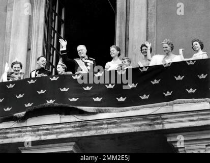 Carl XVI Gustaf, König von Schweden. Geboren am 30. april 1946. Vor Ihnen auf einem Gruppenfoto, das während des Besuchs von Königin Juliana von Hollands in Schweden 1957 aufgenommen wurde. Prinzessin Margaretha, König Gustav VI. Adolf, Prinzessin Birgitta, Königin Juliana, Königin Louise von Schweden, Prinz Bertil von Schweden, Prinz Bernhard von Holland, Prinz Wilhelm von Schweden, Prinzessin Sibylla von Schweden, Prinzessin Desiree von Schweden. Stockfoto