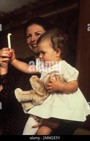 Carl XVI Gustaf, König von Schweden. Geboren am 30. april 1946. Seine Frau, Königin Silvia und Kronprinzessin Victoria, bei der jährlichen weihnachtsfoto-Session 1978. Stockfoto