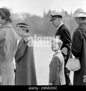 Carl XVI Gustaf, König von Schweden. Geboren am 30. april 1946. Königin Louise, der kleine Prinz und ihre Schwestern mit Gustav VI. Adolf erwarten Königin Juliana von den Niederlanden auf ihrem Staatsbesuch in Stockholm im Jahr 1957 Königin Juliana auf einem Besuch in Schweden Stockfoto