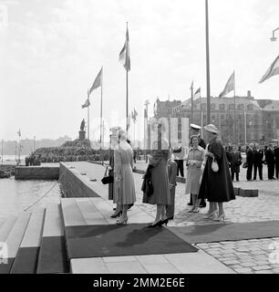 Carl XVI Gustaf, König von Schweden. Geboren am 30. april 1946. Königin Juliana von den Niederlanden auf ihrem Staatsbesuch in Stockholm im Jahr 1957. Stockfoto