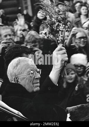 Carl XVI Gustaf, König von Schweden. Geboren am 30. april 1946. In einer Kutsche vor dem königlichen Schloss Stockholm mit seinem Großvater König Gustaf VI. Adolf, der an diesem Tag seinen 90. Geburtstag am 11. november 1972 feiert. Stockfoto