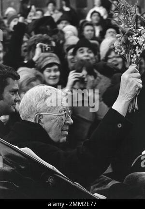 Carl XVI Gustaf, König von Schweden. Geboren am 30. april 1946. In einer Kutsche vor dem königlichen Schloss Stockholm mit seinem Großvater König Gustaf VI. Adolf, der an diesem Tag seinen 90. Geburtstag am 11. november 1972 feiert. Stockfoto