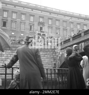König Gustaf VI. Adolf tritt zur Zeit seines Vaters Gustav V auf dem Thron nach. Auf dem Balkon des königlichen Schlosses in Stockholm mit Prinzessin Sibylla und Kronprinz Carl XVI Gustaf und Königin Louise. 30. oktober 1950. Stockfoto