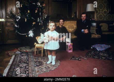 Carl XVI Gustaf, König von Schweden. Geboren am 30. april 1946. Bilder mit Königin Silvia und Kronprinzessin Victoria in einem Raum des Königsschlosses in Stockholm bei der jährlichen weihnachtsfotosession 1978. Stockfoto