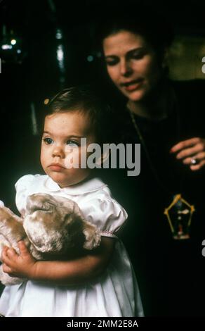 Carl XVI Gustaf, König von Schweden. Geboren am 30. april 1946. Bilder mit Königin Silvia und Kronprinzessin Victoria in einem Raum des Königsschlosses in Stockholm bei der jährlichen weihnachtsfotosession 1978. Stockfoto