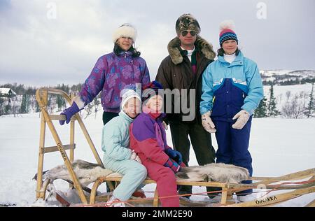 Carl XVI Gustaf, König von Schweden. Geboren am 30. april 1946. König Carl XVI Gustaf und Königin Silvia mit ihren Töchtern krönen Prinzessin Victoria und Prinzessin Madeleine und Sohn Prinz Carl Philip beim Skifahren in Storlien Schweden 1991. Stockfoto