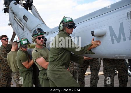 Marines mit dem Marine Light Attack Helicopter Squadron – 773, det. Alpha führt einen Bell AH-1Z Viper Hubschrauber auf ein C-5M Super Galaxy Flugzeug auf der Naval Air Station Joint Reserve Base New Orleans, Louisiana, 13. September 2022. Dies war das erste Mal, dass die Marines der HMLA-733 an der NATO Days Air Show teilnahmen. Stockfoto