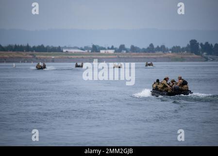 Reserve-Bürger-Flieger des Rettungsgeschwaders 304. durchqueren den Columbia River in Portland, Oregon. Während des maritimen Trainings, 13. September 2022. Diese Luftwaffe ist für die Kampfsuche und Rettung an jedem Ort und an jedem Klima geschult. Das Geschwader befindet sich auf der Portland Air National Guard Base, Oregon. Es ist eine geografisch getrennte Einheit der 943. Rescue Group von der Davis-Monthan Air Force Base, Arizona. Stockfoto