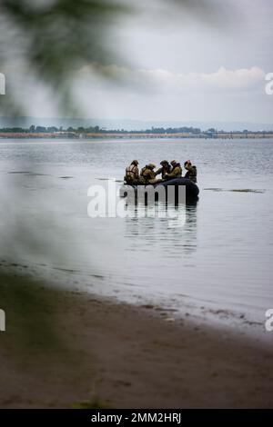 Reserve-Bürger-Flieger der Rettungsschwadron 304. führen Seeschulungen auf dem Columbia River in Portland, Oregon, 13. September 2022 durch. Diese Luftwaffe ist für die Kampfsuche und Rettung an jedem Ort und an jedem Klima geschult. Das Geschwader befindet sich auf der Portland Air National Guard Base, Oregon. Es ist eine geografisch getrennte Einheit der 943. Rescue Group von der Davis-Monthan Air Force Base, Arizona. Stockfoto