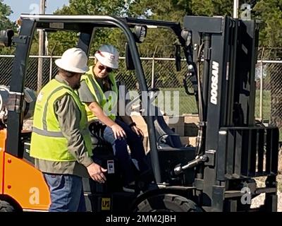 Die Mitarbeiter des USACE-Bezirks Red River im Distrikt Tulsa werden im Rahmen des Bezirks-Programms für Sicherheit und Arbeitsschutz zu schweren Geräten geschult. Stockfoto